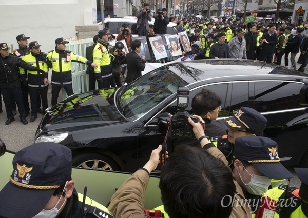 5.18민주화운동과 관련해 사자명예훼손 혐의를 받고 있는 전두환 전 대통령이 11일 오후 광주 동구 광주지방법원에 재판을 받기 위해 도착하고 있다.