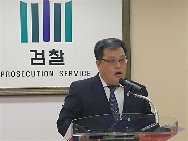 전 유도선수 신유용씨 코치 구속기소 발표 이선봉 전주지검 군산지청장이 11일 전 유도선수 신유용(24) 씨를 성폭행하고 강제 추행한 혐의로 전직 유도코치 A(35) 씨를 구속기소 했다고 발표하고 있다. 