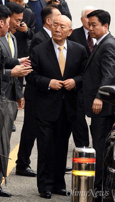 전두환씨가 지난 3월 11일 오후 광주지법에서 열리는 고 조비오 신부에 대한 사자명예훼손 혐의 재판을 받기 위해 도착하고 있다.