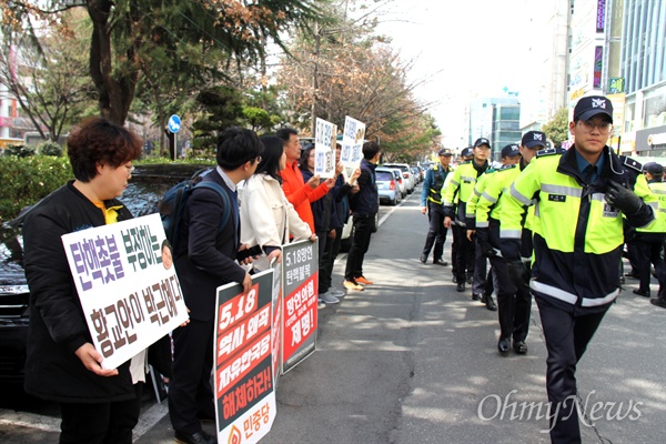 3월 11일 오후, 적폐청산과 민주사회건설 경남운동본부가 황교안 당대표의 방문에 맞춰 '5.18 망언' 항의를 하며 자유한국당 경남도당 앞에 모이자 경찰이 배치되고 있다.