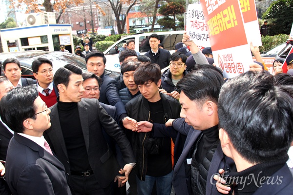 3월 11일 오후 자유한국당 경남도당 앞에서, 적폐청산과 민주사회건설 경남운동본부는 황교안 당대표의 방문에 맞춰 '5.18 망언' 항의하자 황 대표가 차량에서 내려 잠시 바라보고 있다.