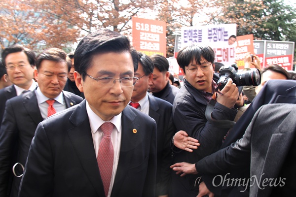 3월 11일 오후 자유한국당 경남도당 앞에서, 적폐청산과 민주사회건설 경남운동본부는 황교안 당대표의 방문에 맞춰 '5.18 망언' 항의하자 황 대표가 차량에서 내려 잠시 바라본 뒤 들어가고 있다.