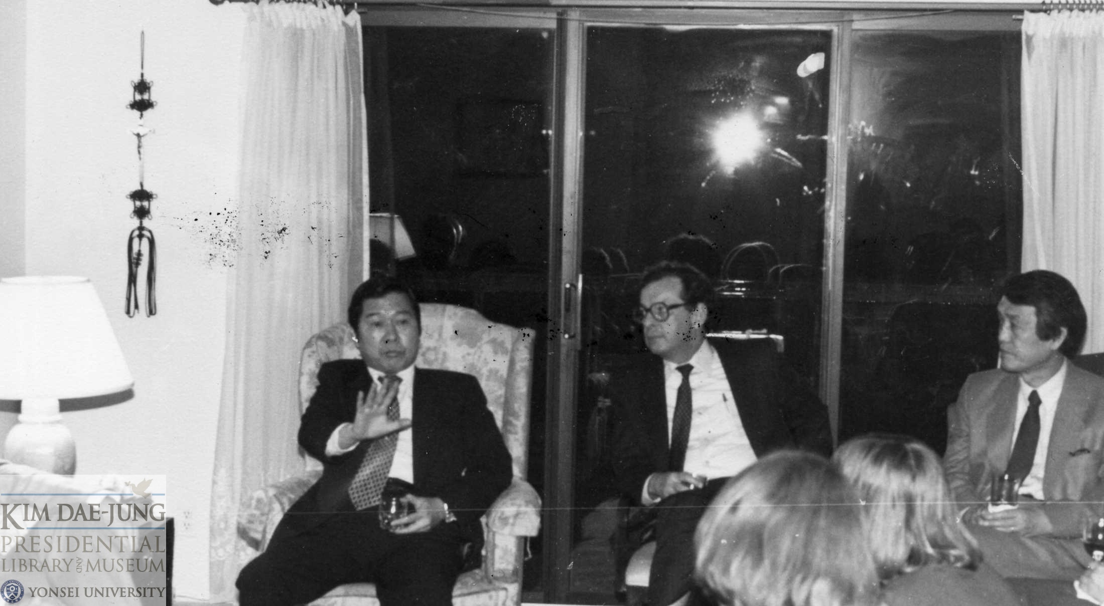 1983년~1984년 김대중의 2차 미국 망명시기, 대화를 나누는 김대중과 문동환. 