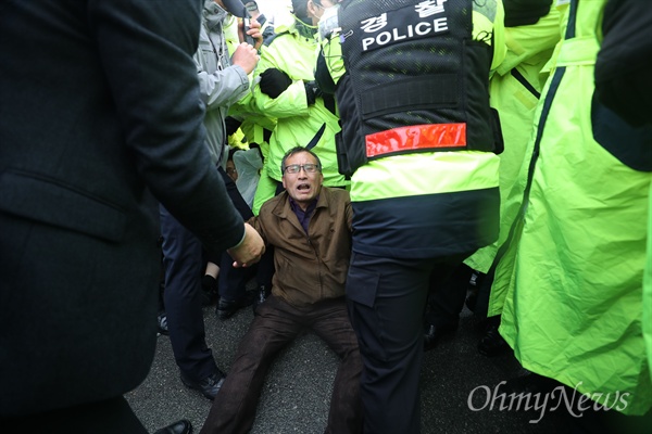 11일 오후 전남 광주시 동구 광주지방법원에서 사자명예훼손혐의를 받고 있는 전두환씨가 재판을 마친 뒤 법원을 나서자 시민들이 차량 행렬을 막아서고 있다.