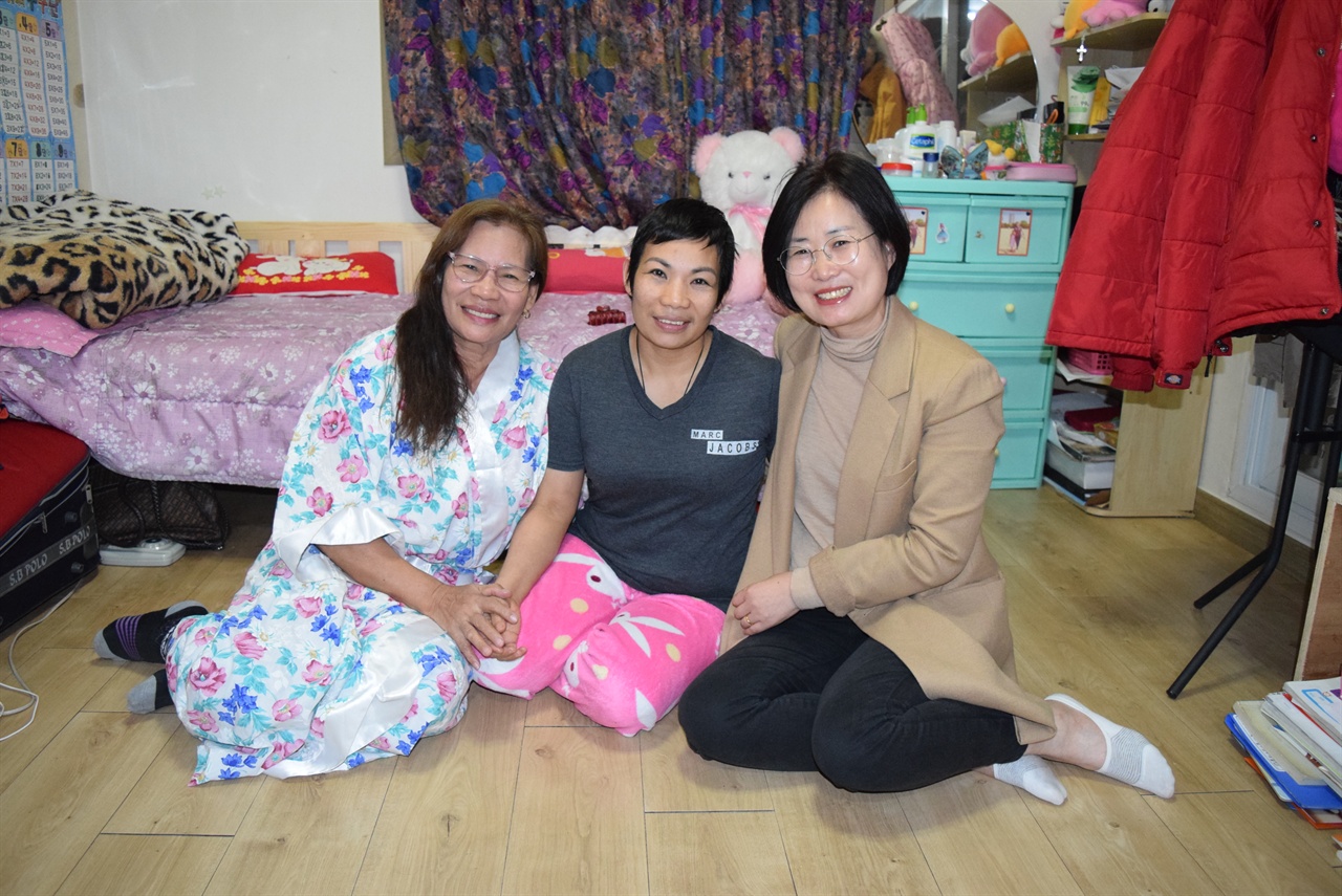 김인순 경기도의원(맨 오른쪽부터)과 김그레이실씨, 그리고 딸을 돕기 위해 필리핀에서 온 친정 엄마. 