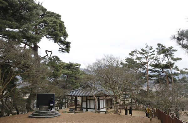  '성산별곡' 시비와 노송이 한데 어우러지는 식영정. 의리와 명분을 중시하던 조선시대 사림들이 주옥같은 시와 글을 지은 곳이다.