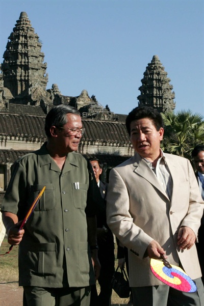 노무현 대통령 내외가 훈센 총리 내외의 안내로 2006년 11월 21일 캄보디아 시엠립에 있는 세계문화유산인 앙코르 와트를 관람하며 대화를 나누고 있다.