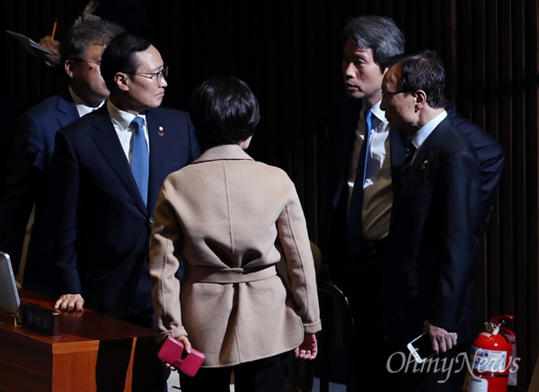 머리 맞댄 이해찬-홍영표 자유한국당 나경원 원내대표가 12일 오전 국회 본회의장에서 교섭단체 대표연설 도중 문재인 대통령을 '김정은 수석대변인'에 비유하자, 더불어민주당 홍영표 원내대표 등이 그 자리에서 나 원내대표의 사과를 요구했다. 나 원내대표의 사과를 요구하는 더불어민주당 의원들과 사과 못하겠다고 맞대응한 자유한국당 의원들이 서로 설전을 벌이는 사이, 더불어민주당 이해찬 대표와 홍영표 원내대표 등 지도부가 머리를 맞대고 있다. 