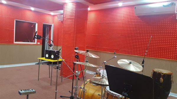  하노이 국제예술학교 녹음 스튜디오.