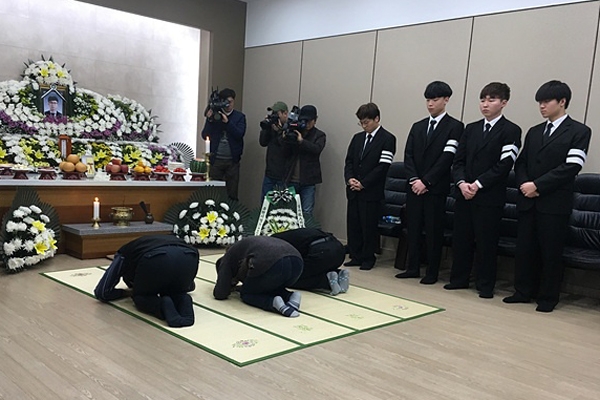 2월 14일 폭발사고로 사망한 3명의 한화 노동자가 모셔진 대전 장례식장에 고 김용균 부모님이 방문해 조문하고 있다 