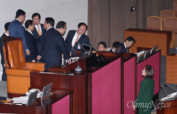 홍영표에 항의하는 이만희-정양석 자유한국당 나경원 원내대표가 12일 오전 국회 본회의장에서 교섭단체 대표연설 도중 문재인 대통령을 '김정은 수석대변인'에 비유해, 사과를 요구하는 더불어민주당 의원들의 거센 항의를 받았다. 문희상 국회의장이 여야 원내대표를 불러 회의지속 여부 등에 관한 의견을 묻자, 자유한국당 정양석 원내수석부대표와 이만희 대변인이 올라가 홍영표 더불어민주당 원내대표에게 거칠게 항의하고 있다. 