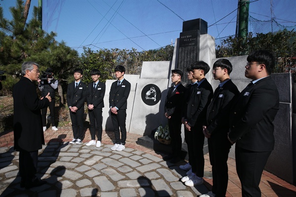 박종훈 경남도교육감은 3월 13일 창원마산 용마고등학교를 찾아 김주열 열사 흉상에 헌화했다.