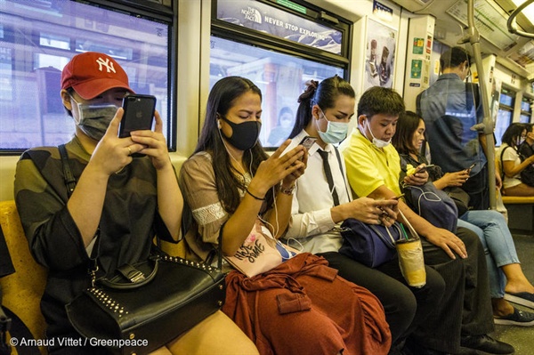 대기오염 경보가 내려진 날 방콕 시내의 지하철
