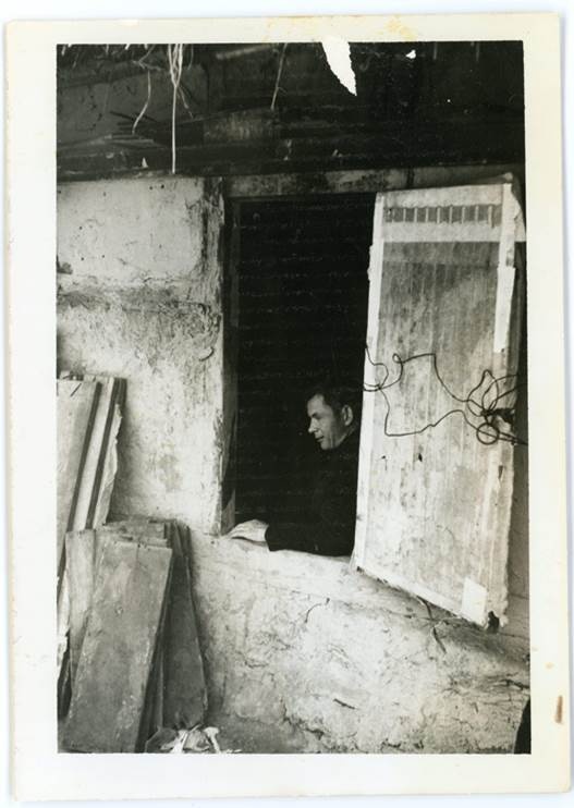 라 신부와 같은 고향의 옥 베르나르드 신부가 1974년 만우골 골방을 방문했을 당시 사진