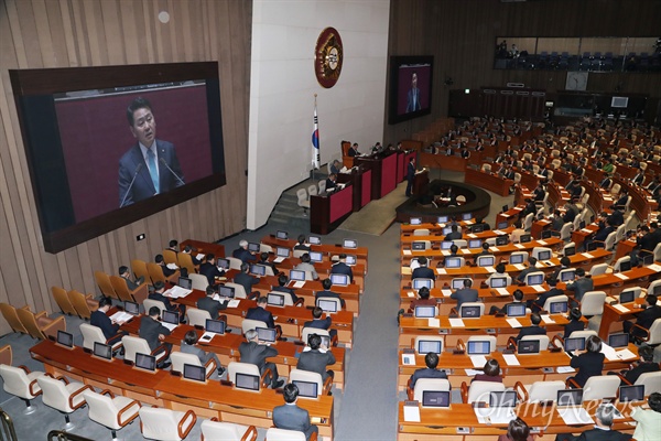 바른미래당 김관영 원내대표가 13일 오전 국회 본회의장에서 여야 의원들이 지켜보는 가운데 교섭단체 대표연설을 하고 있다. 