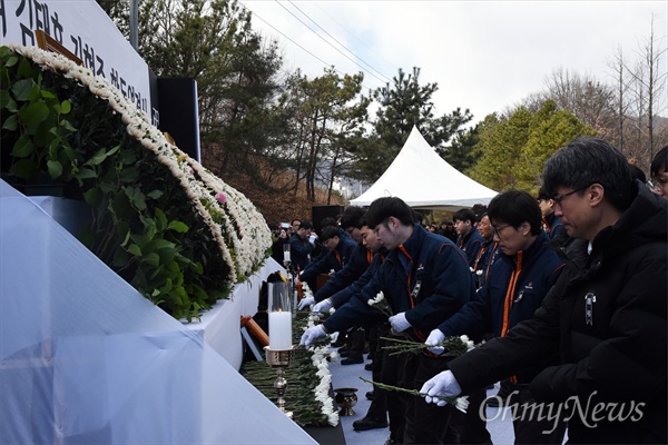  지난 2월 14일 (주)한화 대전사업장에서 일어난 폭발사고로 희생된 김승회(32), 김태훈(25), 김형준(25)씨의 합동영결식이 13일 오전 한화 대전사업장 정문 앞에 마련된 영결식장에서 엄수됐다. 사진은 고인들의 동료들이 헌화하는 장면.