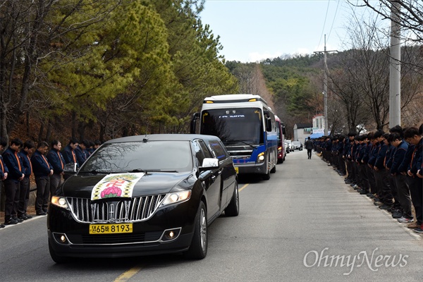 지난 2월 14일 (주)한화 대전사업장에서 일어난 폭발사고로 희생된 김승회(32), 김태훈(25), 김형준(25)씨의 합동영결식이 13일 오전 한화 대전사업장 정문 앞에 마련된 영결식장에서 엄수됐다. 사진은 합동영결식을 마친 뒤 떠나는 희생자 유해와 유가족들을 회사 동료들이 진입로 양쪽에 서서 목례로서 배웅하는 장면.