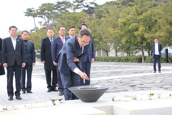  권민호 후보(창원성산)가 13일 고 노무현 대통령 묘소를 참배했다.