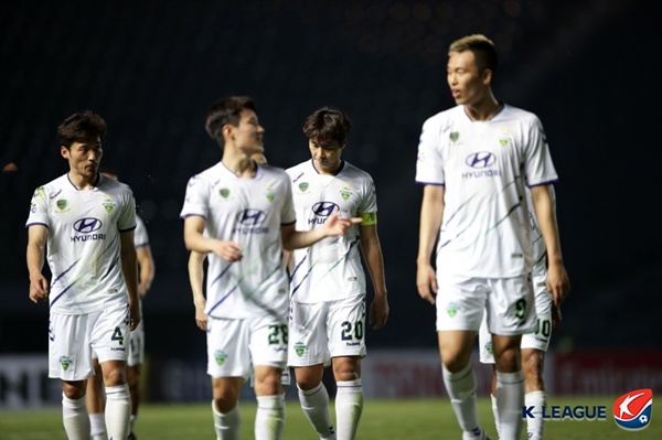  2019년 3월 13일 태국 부리람 스타디움에서 열린 AFC 챔피언스리그 G조 조별예선 2차전 부리람 유나이티드와 전북 현대의 경기. 전북의 김신욱(오른쪽) 등 선수들이 패배에 아쉬워하고 있다.