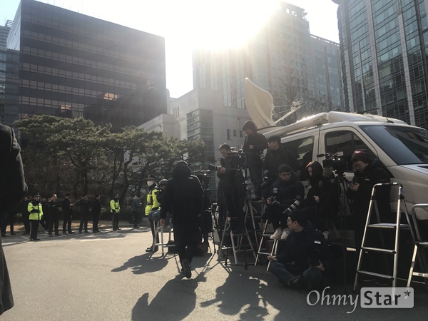  14일 오전 정준영, 승리 등의 출석을 취재하기 위해 서울 광역수사대에 몰린 취재진들. 