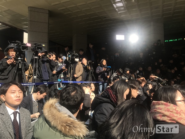  14일 오전 정준영, 승리 등의 출석을 취재하기 위해 서울 광역수사대에 몰린 취재진들. 