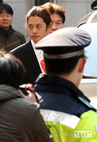 정준영, 경찰 출석 불법동영상 촬영 및 유포 혐의와 관련 가수 정준영이 14일 오전 서울경찰청 광역수사대에 출석하고 있다.