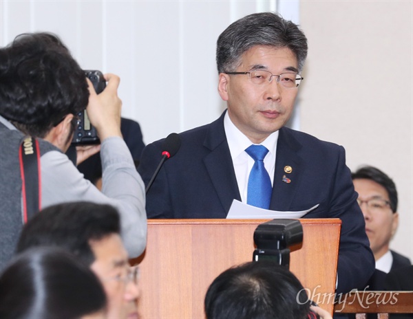 민갑룡 경찰청장이 14일 오전 국회에서 열린 행정안전위원회 전체회의에서 업무보고를 마친 후 자리로 향하고 있다.  