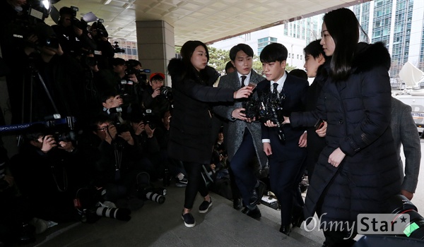 승리, 두 번째 경찰 출석 성접대 의혹과 관련, 가수 승리가 14일 오후 서울경찰청 광역수사대에 출석하고 있다.