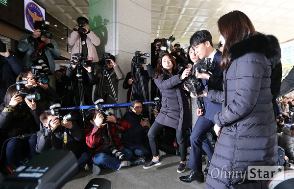 승리, 두 번째 경찰 출석 성접대 의혹과 관련, 가수 승리가 14일 오후 서울경찰청 광역수사대에 출석하고 있다.