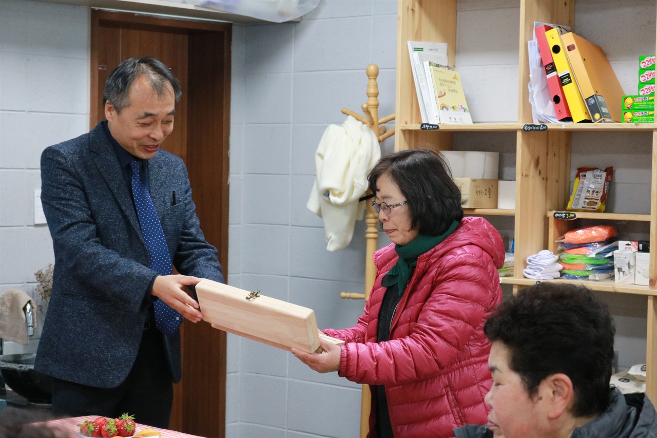 기념패 전달 기념패 전달