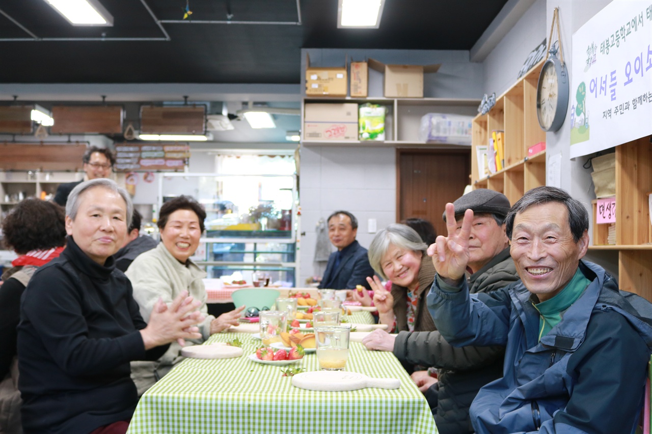 미소천사 어르신들 사진 촬영에 흔쾌히 손 흔드시는 어르신들