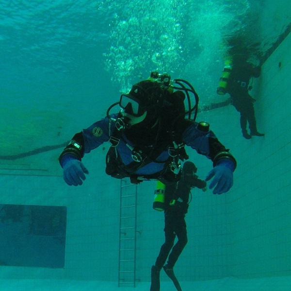 이건태 소방관이 동료들과 함께 스쿠버다이빙 교육을 진행하고 있다.