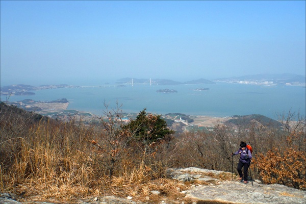     거금도 적대봉에서. 시야가 꽤 흐려 아쉬웠으나 아스라이 거금대교가 보인다.