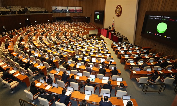 13일 열린 국회 본회의에서 미세먼지 저감 및 관리에 관한 특별법 일부개정법률안이 의결되고 있다.
