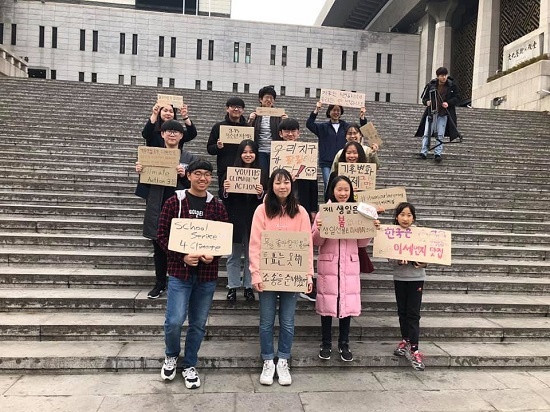    ‘315 청소년 기후행동’ 행사를 준비하고 홍보하기 위해 모인 중고생들. ‘청소년 기후소송단’ 80여명이 주축이 됐고 행사 참가 예정자 300여명, 온라인 지지자를 포함하면 1000여명이 마음을 모았다. 