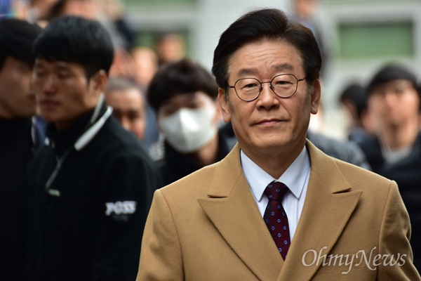 이재명 경기도지사가 14일 수원지법 성남지원에서 열린 '친형 강제진단 사건' 10차 공판에 참석하고 있다.
