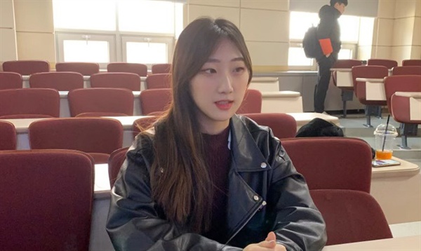 3월 14일, 박혜정 씨가 대학 강의실에서 인터뷰에 응하고 있다. 박 씨는 "성범죄가 일상처럼 일어나는 한국 사회가 두렵다"면서 이제라도 반복적인 성범죄를 근절하기 위해 진짜 문제를 꼬집어야 한다고 말했다.