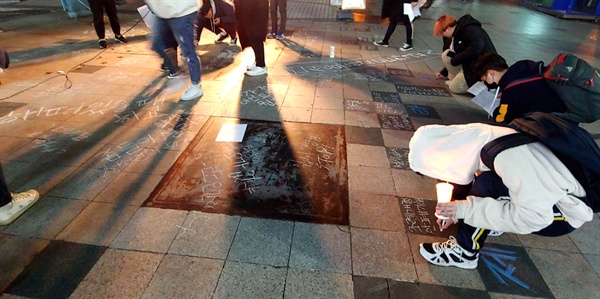 ‘경남학생인권조례 제정을 위한 촛불시민연대‘의 청소년 모임'인 ’조례만드는청소년‘은 3월 14일 저녁 창원 정우상가 앞에서 촛불집회를 열었다.