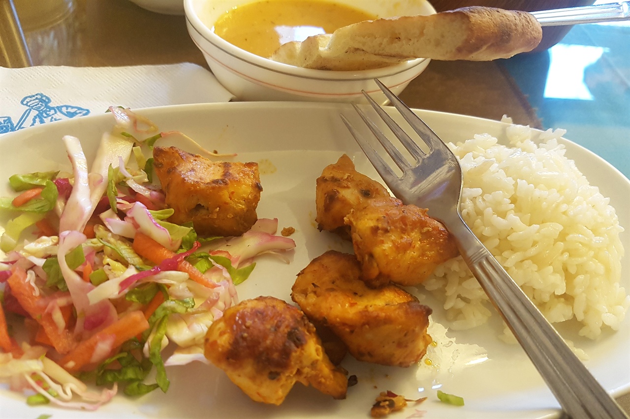 터키인들은 유목생활의 영향으로 음식을 구워먹는 식습관이 있습니다. 캐밥은 꼬치에 끼워 불에 구워내는 고기요리의 일종입니다. 구워낸 닭가슴살과 볶아낸 쌀밥이 나왔습니다. 