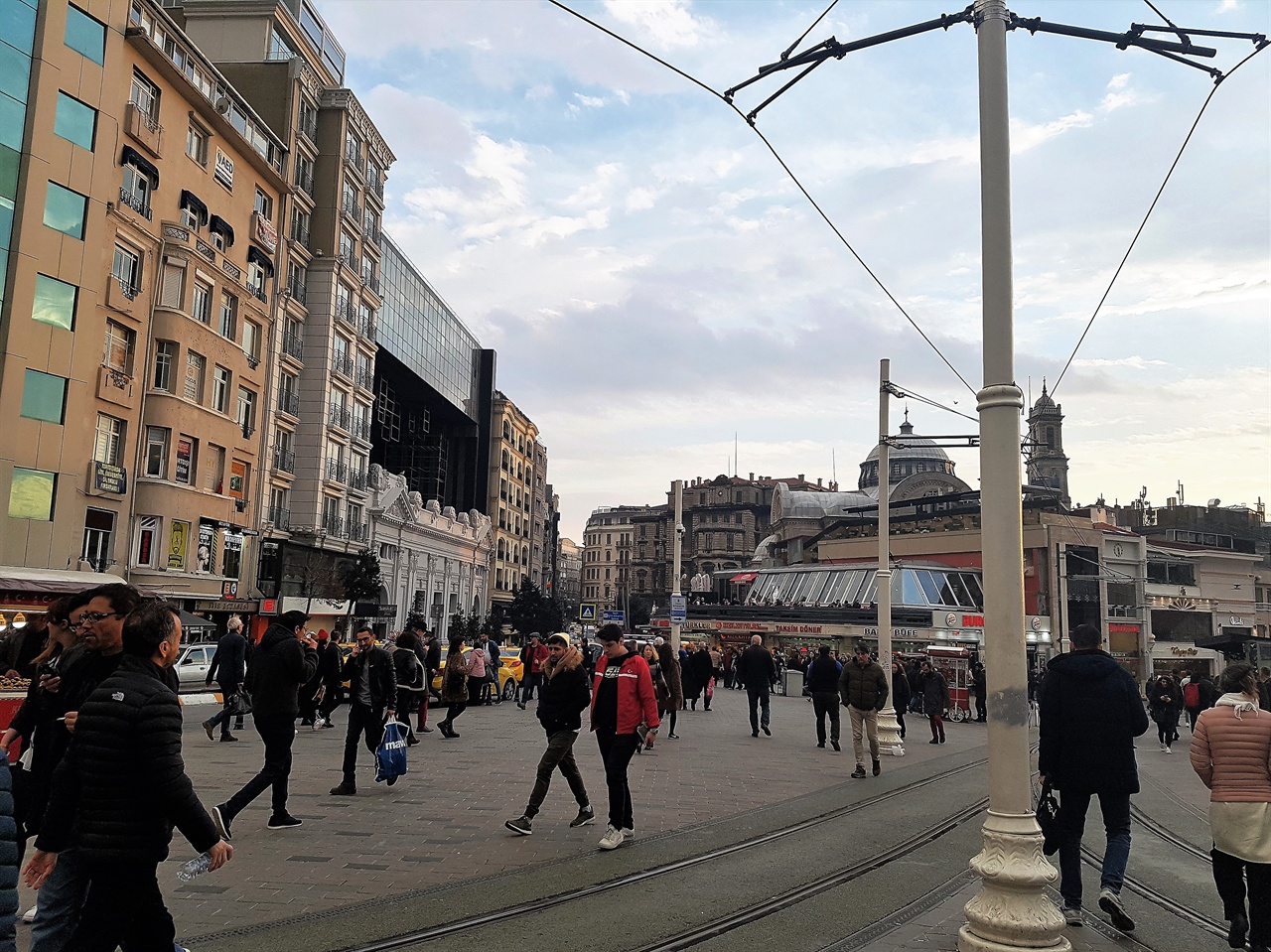 늘 많은 사람들로 생기가 넘쳐나는 이스탄불 거리.