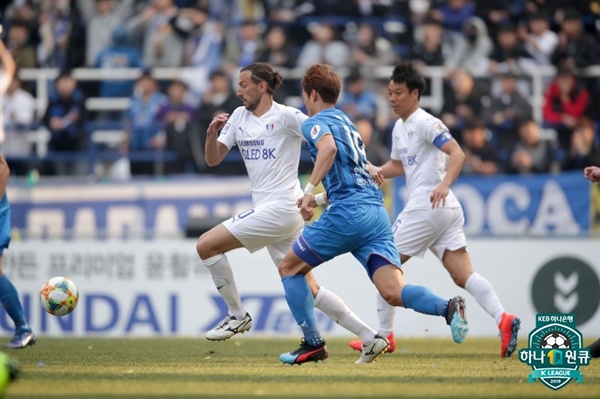  2019년 3월 1일 울산 문수축구경기장에서 열린 K리그1 울산 현대와 수원 삼성의 경기. 수원 삼성 선수 데얀(왼쪽)의 모습.