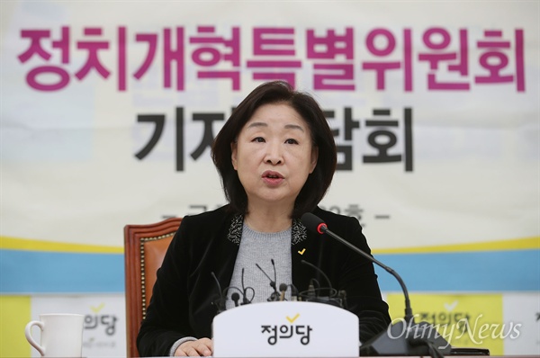 심상정 국회 정치개혁특별위원회 위원장이 15일 오전 서울 여의도 국회에서 기자간담회를 열어 선거제도 개혁 관련 진행사항을 설명하고 있다.