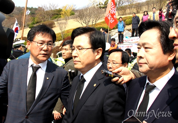 황교안 자유한국당 대표가 3월 15일 국립3.15민주묘지를 참배한 뒤 기자들의 질문에 답하고 있다.
