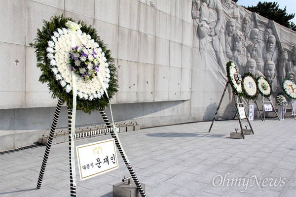 3월 15일 창원마산 국립3.15민주묘지 찹배단에 문재인 대통령과 이낙연 국무총리 등이 보낸 조화가 놓여 있다.