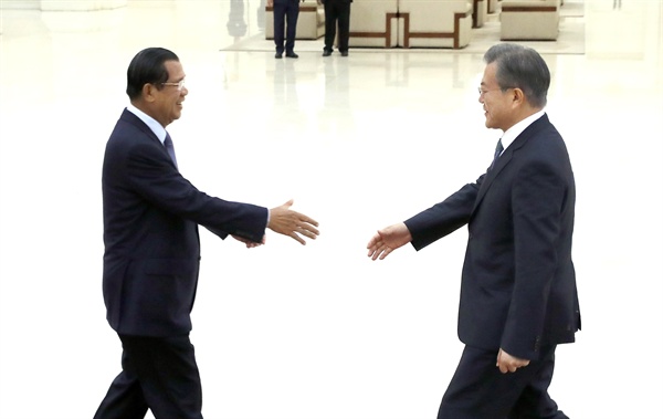 캄보디아를 국빈 방문 중인 문재인 대통령이 15일 오전(현지시간) 총리 집무실인 프놈펜 평화궁에 도착해 훈센 총리의 영접을 받고 있다. 