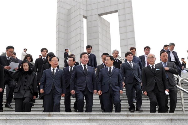  이낙연 국무총리가 15일 창원마산 국립3.15민주묘지를 참배하며 허성무 창원시장과 이야기를 나누고 있다.