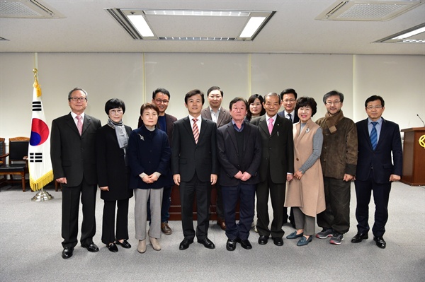 진주시는 15일 시청 상황실에서 형평문학제 개최를 위한 ‘형평문학상 운영위원 위촉·운영회의’를 열었다.