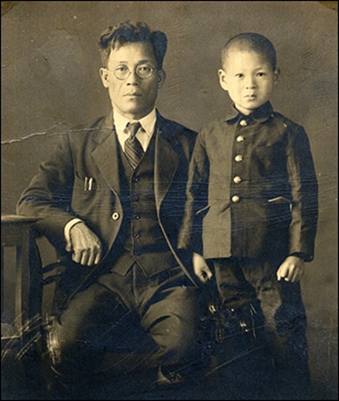 《백범일지》를 일본어로 번역한 류의석 선생(왼쪽은 선생의 아버지 류규동 선생)
