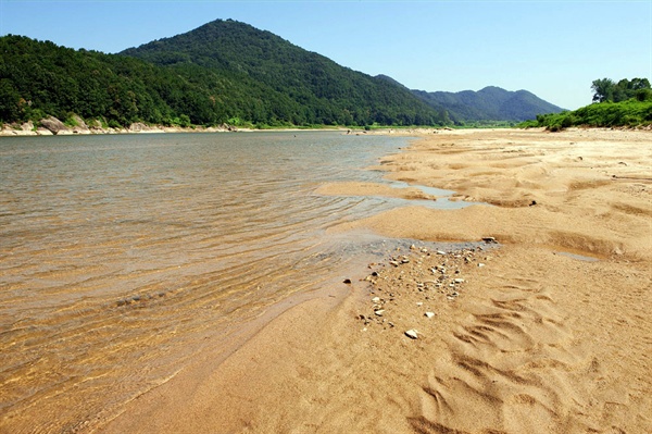 금강에 사는 사람들은 뛰어 놀고 멱 감던 금강을 가슴에 품고 살아간다. 2008년 공주보 상류 모래톱의 모습이다. 