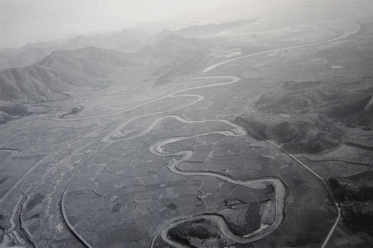 1960년대 순천만의 모습으로 구불구불한 곡류천의 모습을 확인할 수 있다.